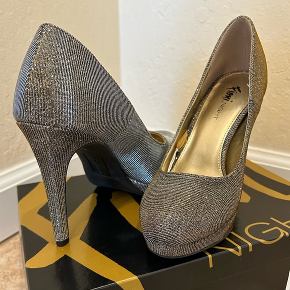 FIONI Clothing Shoes - ✨HP✨ Fabulous Silver/Gold Shimmer Heels - Size 7